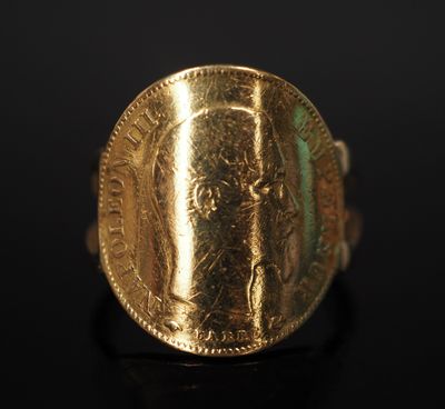 une bague en or sur laquelle est représenté un homme et une femme