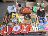 une table sur laquelle se trouvent divers objets