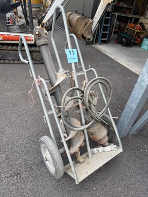 une image représentant un diable sur lequel sont posés plusieurs outils