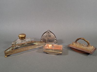 trois types différents d'objets en verre et en laiton posés sur une surface grise