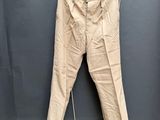 une photo d'un pantalon suspendu à une corde à linge