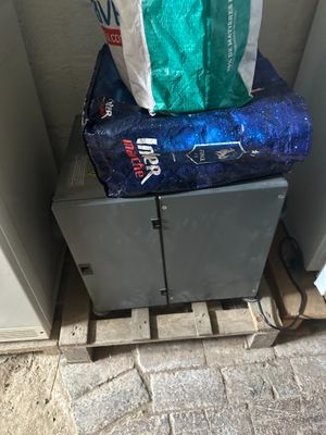 deux sacs de nourriture posés sur une caisse métallique