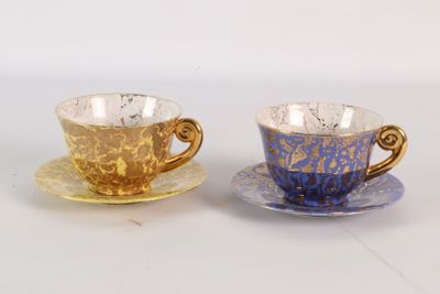 deux tasses posées sur une soucoupe