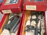 deux boîtes contenant différents types d'outils, posées sur une table