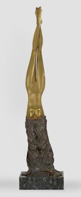 statue d'une femme les mains levées vers le ciel