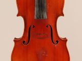 un vieux violon avec un archet sur fond blanc