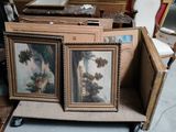 deux tableaux posés sur un chariot dans une pièce