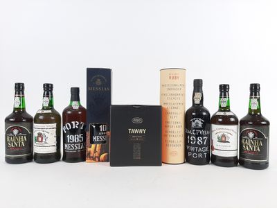 six bouteilles de différentes sortes d'alcool sont alignées en rang