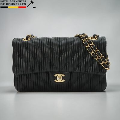 un sac à bandoulière Chanel en cuir noir, avec des finitions dorées et une chaîne