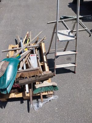 un tas d'outils posé sur une palette dans le parking