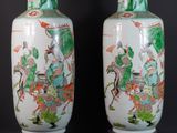 deux vases posés sur une table noire