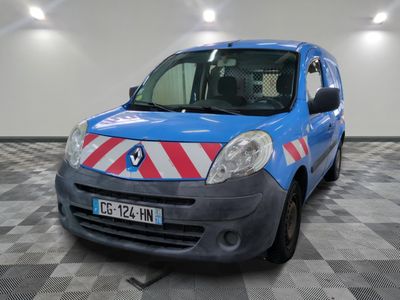 une petite camionnette bleue ornée d'une bande rouge et blanche