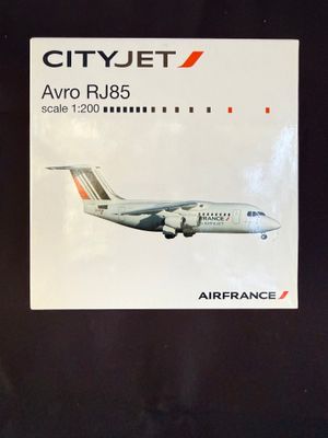 une photo d'une photo d'un avion exposé