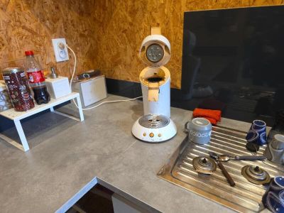 une cafetière posée sur le comptoir d'une cuisine