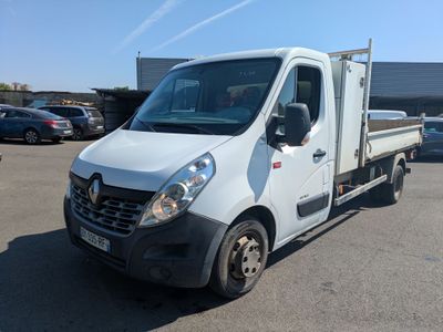 un camion blanc garé dans un parking