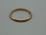 gros plan d'une bague en or sur une table