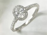 gros plan d'une bague en diamant sur fond blanc