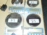 trois balances électroniques posées les unes à côté des autres sur une table