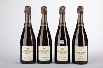 trois bouteilles de vin posées l'une à côté de l'autre sur une table
