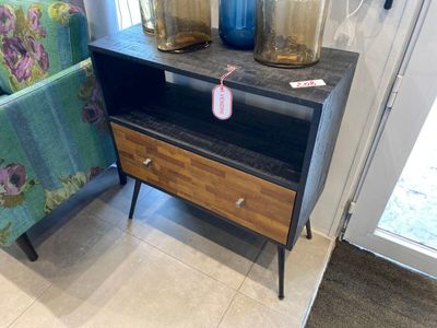 1 Meuble bois bicolore avec tiroir.