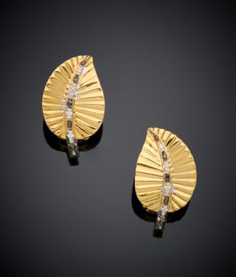 une paire de clips d'oreilles en or et diamants