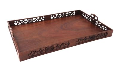 un plateau en bois orné d'un motif décoratif