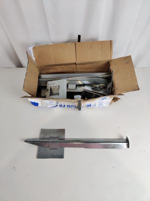 une boîte à outils posée sur une table à côté d'un marteau