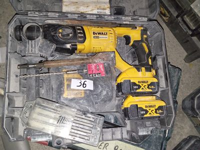 deux outils dans une mallette posée par terre