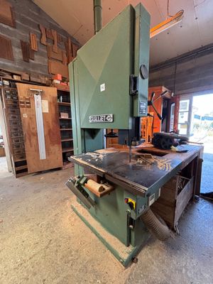 La machine est dans le garage, prête à être utilisée.