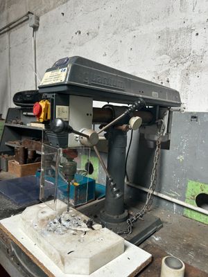 a machine that is sitting on a table in a room