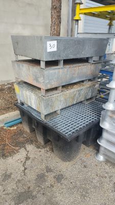 une pile de conteneurs métalliques posée sur une palette