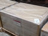 de nombreux cartons posés sur une palette dans un entrepôt