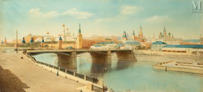 un tableau représentant un pont enjambant une rivière, avec une ville en arrière-plan