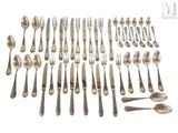 beaucoup de cuillères et de fourchettes en argent sur la table