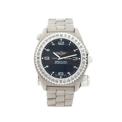 gros plan d'une montre sur fond blanc