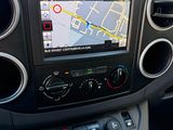 un tableau de bord de voiture équipé d'un GPS