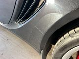 un gros plan sur le pare-chocs avant et le pneu d'une voiture