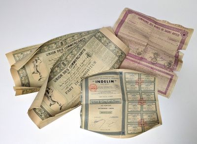 Plusieurs anciens billets de banque indiens sont empilés les uns sur les autres
