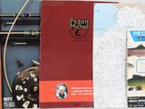 une boîte contenant du matériel de pêche et un livre posés sur une table