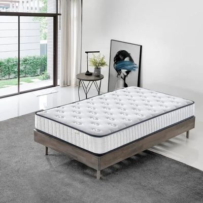 une photo d'un matelas dans une chambre avec une fenêtre