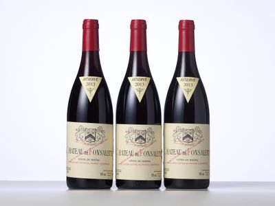 trois bouteilles de vin rouge posées sur une table