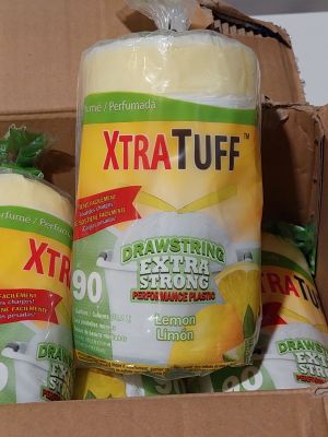 deux sacs de « extra tuff » rangés dans une boîte en carton