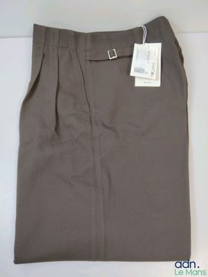 un gros plan sur un pantalon marron muni d'une étiquette