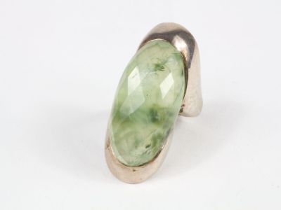 Gros plan sur une bague contenant une pierre verte
