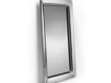 un miroir accroché au mur à côté d'un miroir