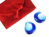 une paire de bouchons d'oreille en verre bleu dans une pochette en velours rouge