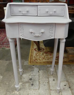un petit bureau blanc surmonté d'un miroir