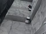 les sièges arrière d'une voiture équipée d'une ceinture de sécurité à l'arrière