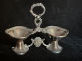 deux bougeoirs en argent ornés de motifs élaborés sur fond noir