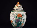 une image représentant un vase muni d'un couvercle sur fond noir